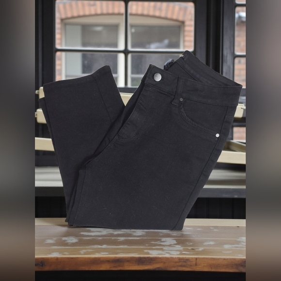 Pants - D Jeans Black Capris 8